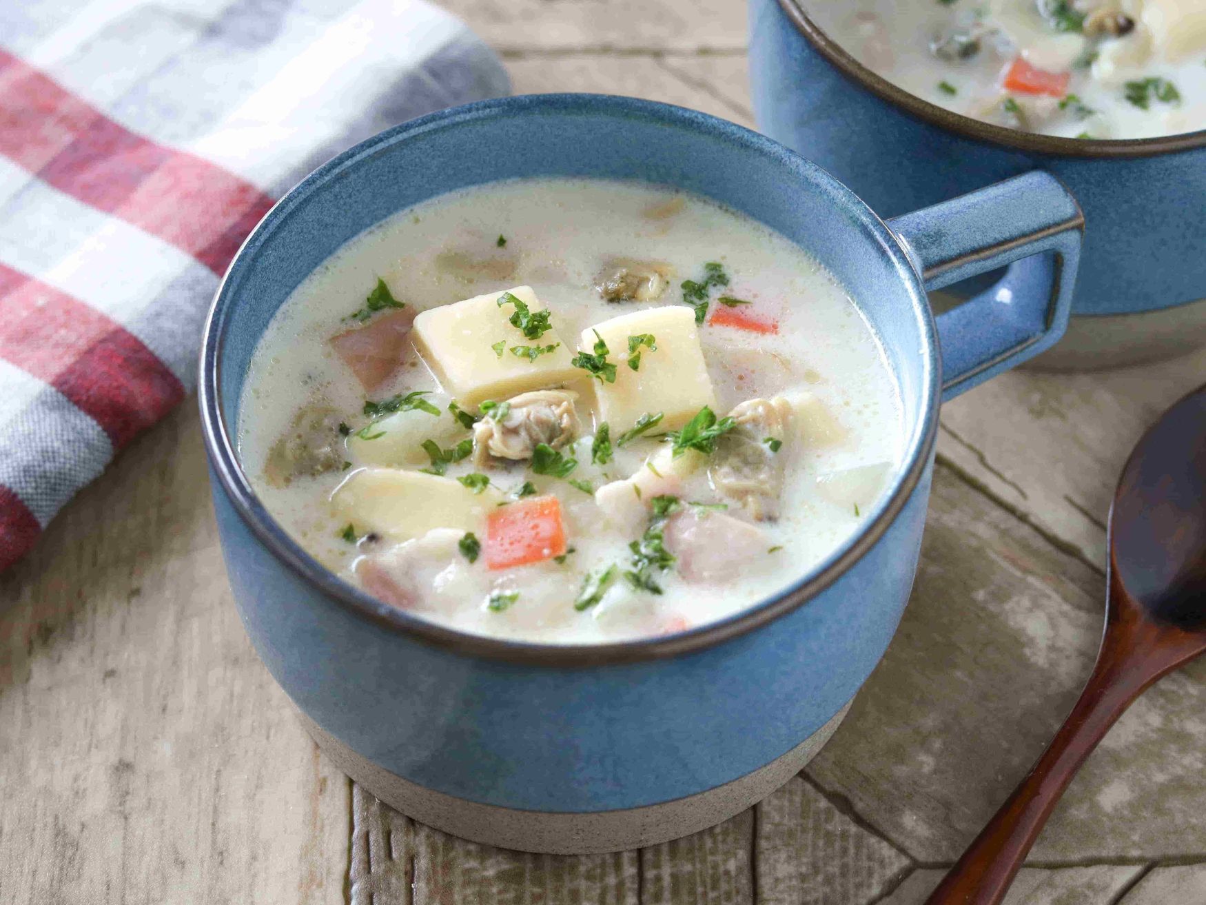 粗切りクラッシュゴーダ入りクラムチャウダー