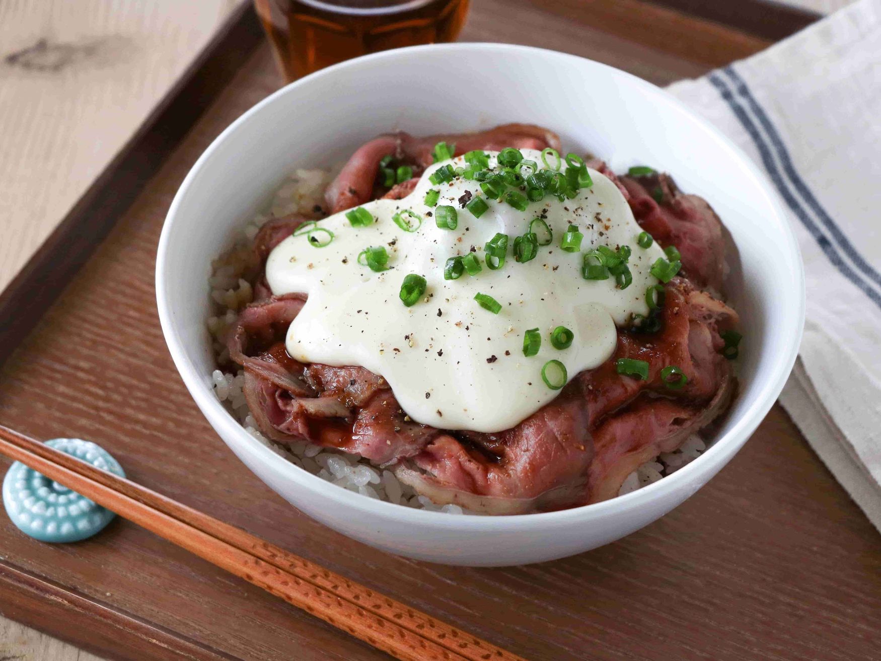 ローストビーフ丼 ガーリックモッツァレラチーズソース